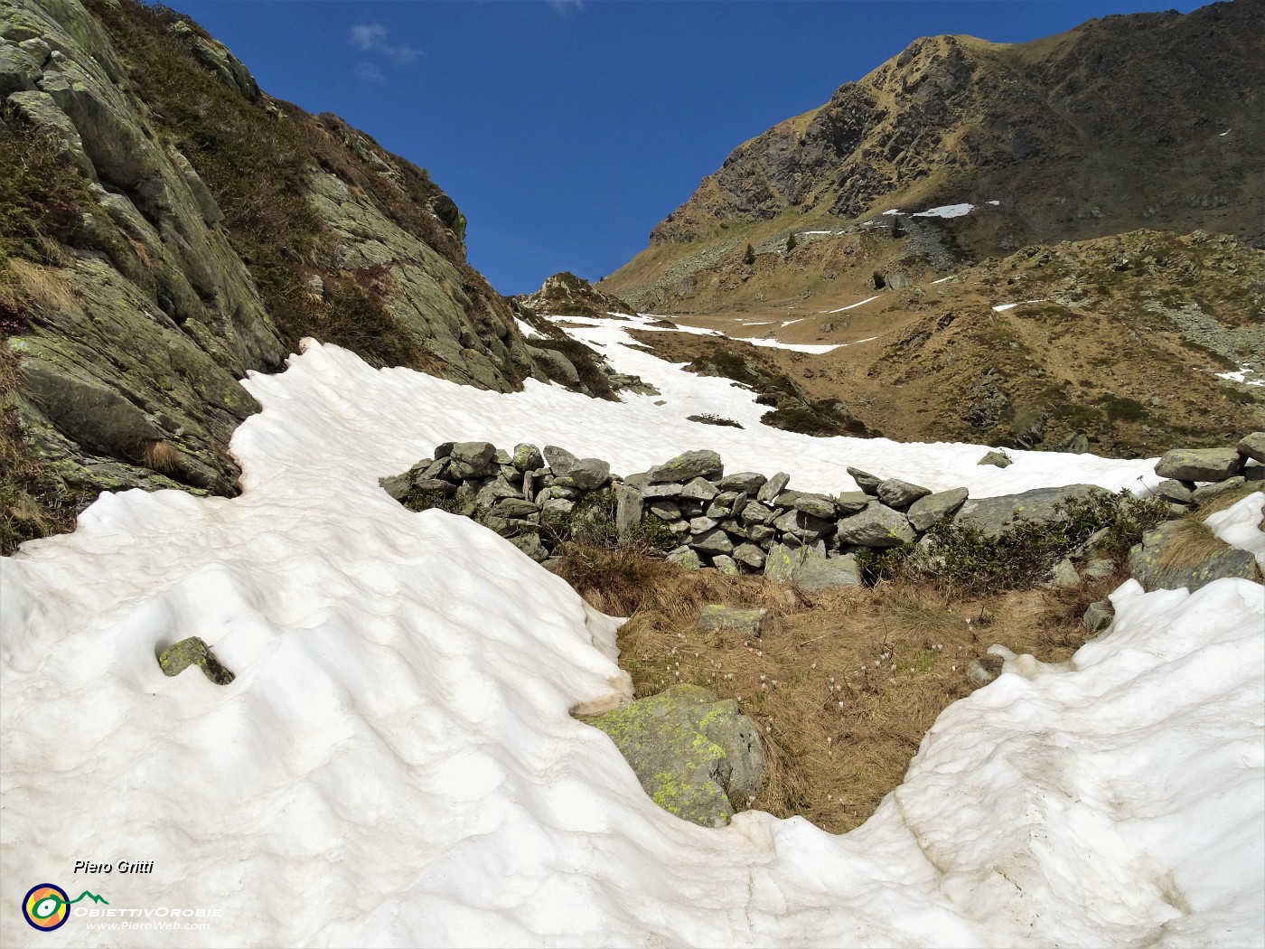 41 Proseguiamo a dx sul versante nord ancora innevato.JPG